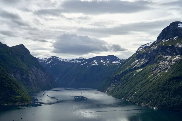 挪威别斯根海岭美丽的照片 绿树成荫 天空明亮 — 图库照片