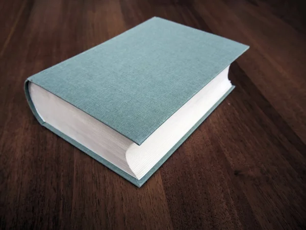 Een Closeup Van Een Groene Blanco Omslag Van Groot Boek — Stockfoto