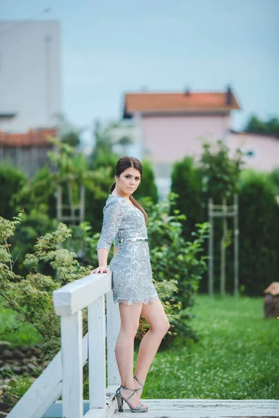 Pionowe Ujęcie Atrakcyjnej Kobiety Ładnej Sukience Pozującej Pięknym Ogrodzie — Zdjęcie stockowe