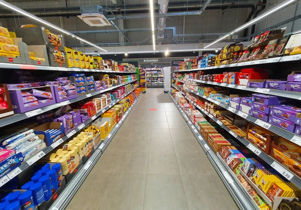 Reghin Roemenië Apr 2021 Planken Met Verschillende Producten Penny Store — Stockfoto