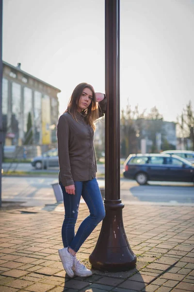 Vertical Shot Attractive Female Posing Parking Lot Some Buildings — Stock Photo, Image