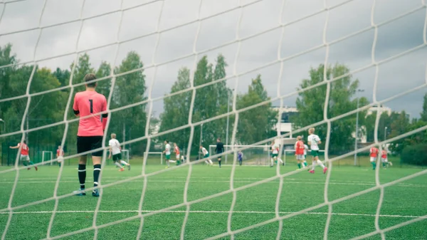 Una Selettiva Messa Fuoco Dei Giocatori Calcio Campo Dietro Palo — Foto Stock