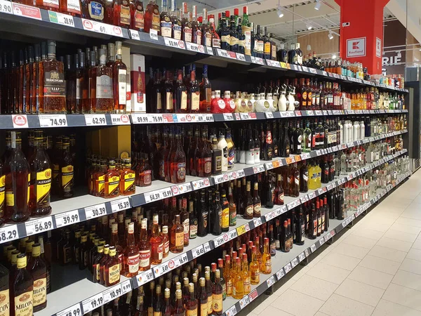 Sovata Romania Kwi 2021 Półki Różnymi Produktami Sklepie Kaufland Mieście — Zdjęcie stockowe