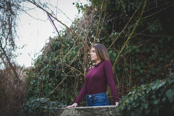 Uma Mulher Adulta Usando Uma Camisola Com Jeans Parque Coberto — Fotografia de Stock