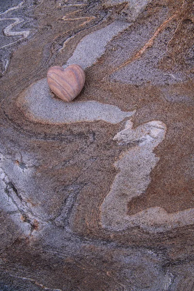 Eine Nahaufnahme Von Einem Herzförmigen Stein Auf Granitsteinwellen Die Durch — Stockfoto