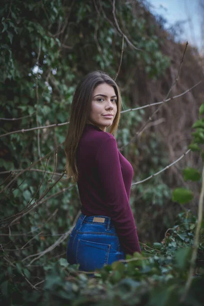 Vertical Shot Attractive Female Posing Middle Trees Park — Stock Photo, Image