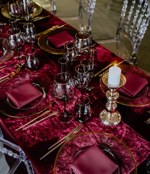 Une Belle Table Rouge Avec Vaisselle Luxueuse Une Bougie Dans — Photo