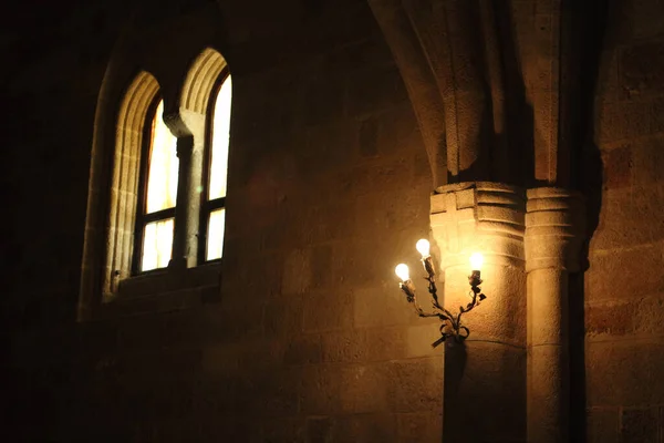 그리스 로도스에 내부에는 십자가와 촛대가 — 스톡 사진