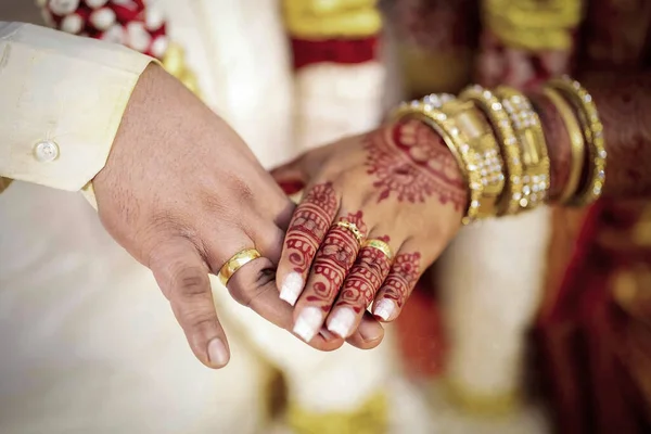 Asiatische Hinduistische Hochzeitspaare Hand Hand Traditioneller Hochzeit Aktiviert Nahaufnahme Ansicht — Stockfoto