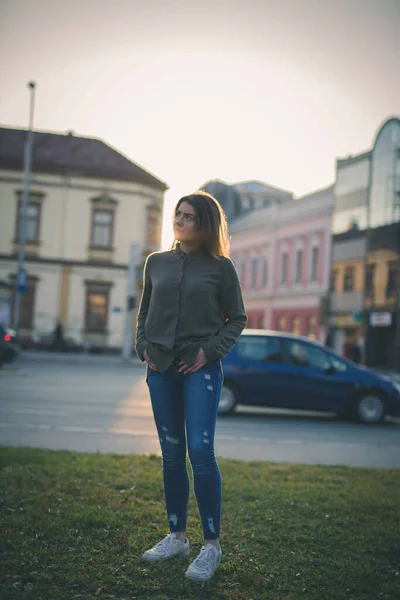 Colpo Verticale Una Femmina Attraente Abiti Casual Posa Sul Marciapiede — Foto Stock