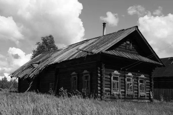 Egy Szürkeárnyalatú Kép Egy Házról Vidéken — Stock Fotó