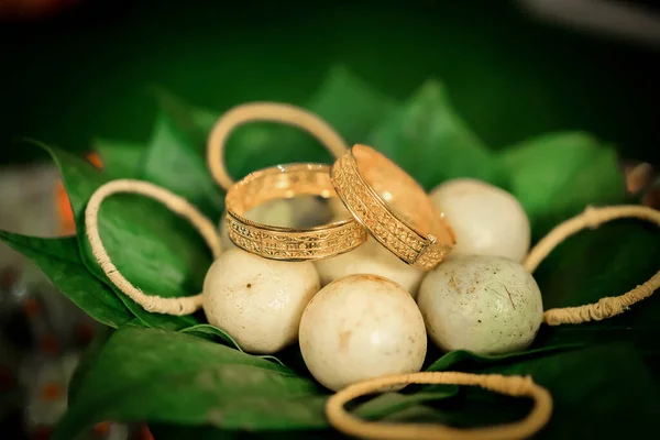 Anillo Boda Oro Dentro Del Recipiente Hoja Verde —  Fotos de Stock