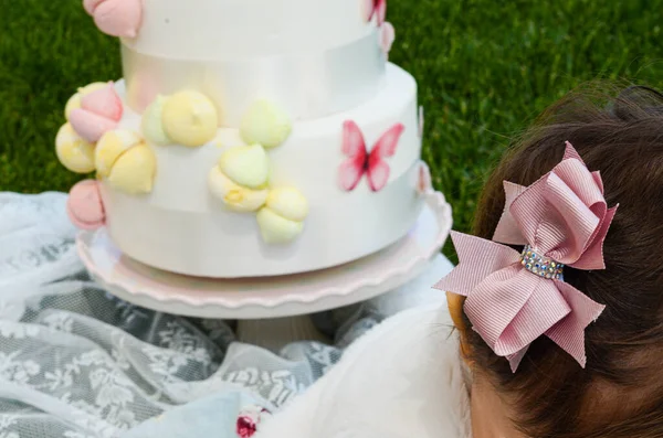 彼女の誕生日ケーキの前に座って美しいヘアピンを持つ女の子のクローズアップショット — ストック写真