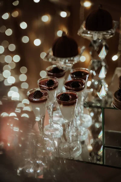 Closeup Shot Dessert Glasses Fresh Raspberries Cream Decorated Restaurant — Stock Photo, Image
