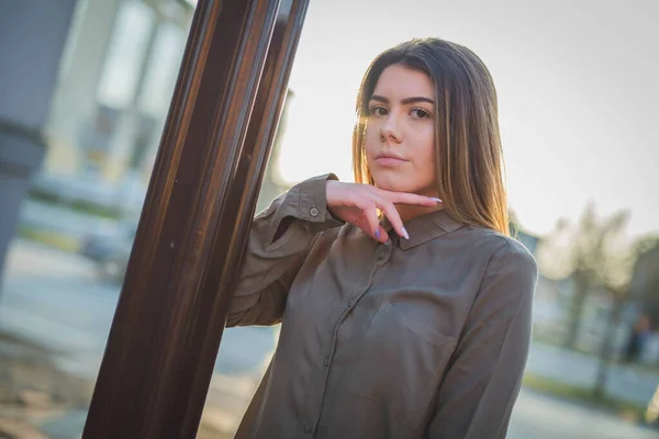 Eine Flache Fokusaufnahme Einer Schönen Kaukasischen Frau Einer Grauen Bluse — Stockfoto