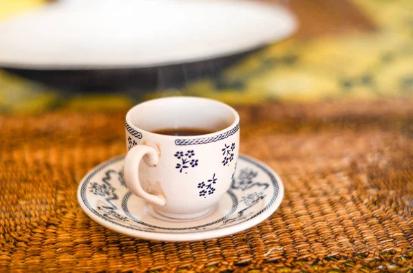 Nahaufnahme Einer Weißen Keramik Floralen Tasse Mit Kaffee — Stockfoto
