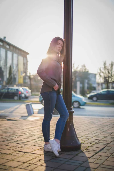 Вертикальний Знімок Привабливої Жінки Повсякденному Одязі Позує Тротуарі — стокове фото