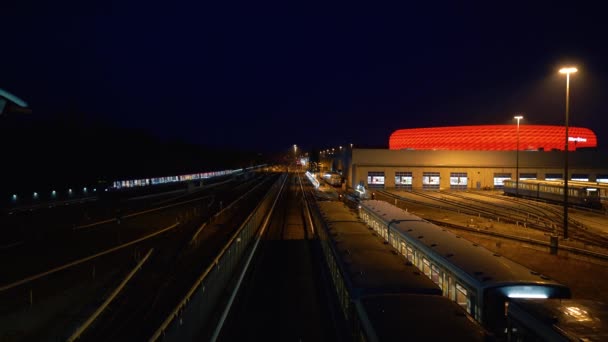 Allianz Arena Domowe Miejsce Bayern Monachium Oświetlone Godzinach Wieczornych Metro — Wideo stockowe