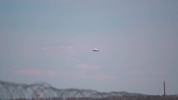 一架正在接近机场的遥远飞机 安全旅行和飞机着陆的概念 — 图库视频影像