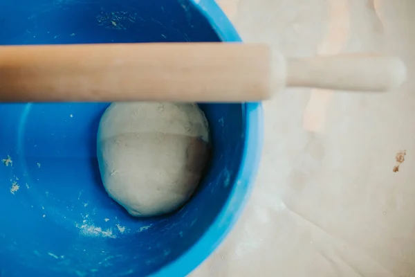 Top View Dough Blue Bowl Rolling Pin — Stock Photo, Image