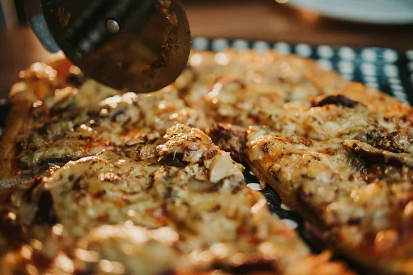 Gros Plan Une Personne Coupant Une Pizza Maison Avec Coupe — Photo