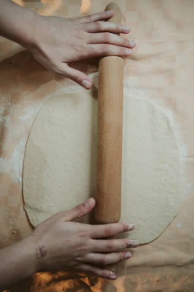 Une Personne Qui Prépare Une Pâte Avec Rouleau Pâtisserie — Photo