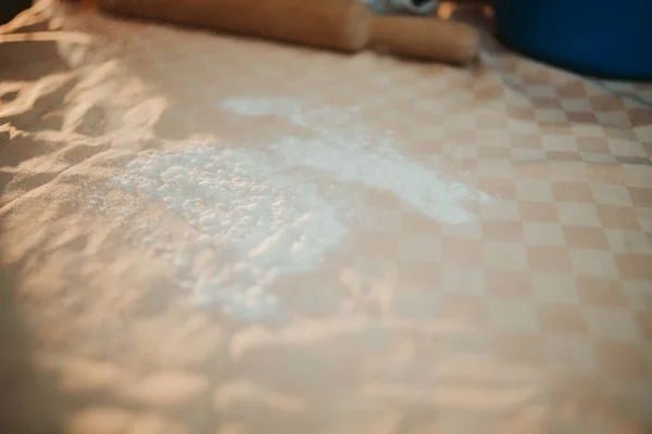 Closeup Shot Flour Rolling Pin Kitchen Table — Stock Photo, Image