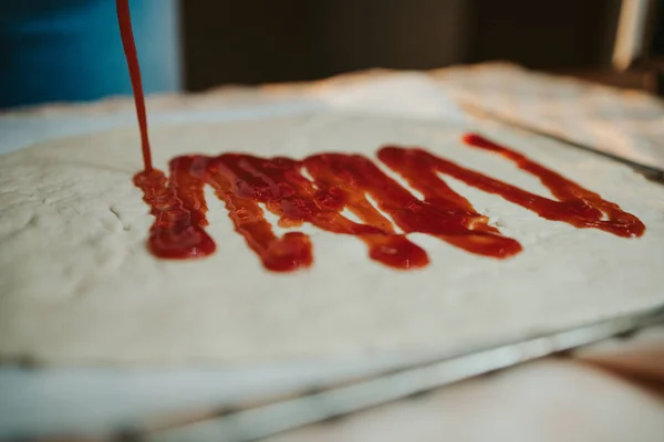 Nahaufnahme Des Herstellungsprozesses Von Hausgemachter Pizza — Stockfoto