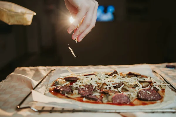 Närbild Bild Person Som Förbereder Hemlagad Pizza Med Ekologiska Ingredienser — Stockfoto