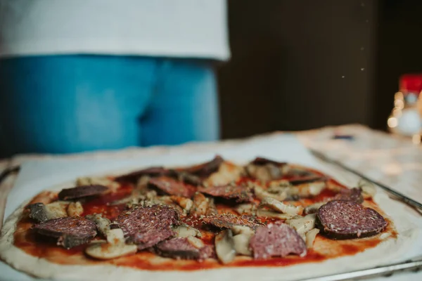 Närbild Okokt Pizza Med Svamp — Stockfoto