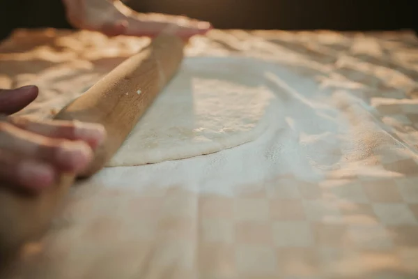 Una Persona Che Prepara Impasto Con Mattarello — Foto Stock