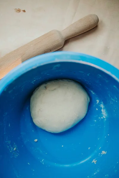 Une Vue Dessus Pâte Dans Bol Bleu Avec Rouleau Pâtisserie — Photo
