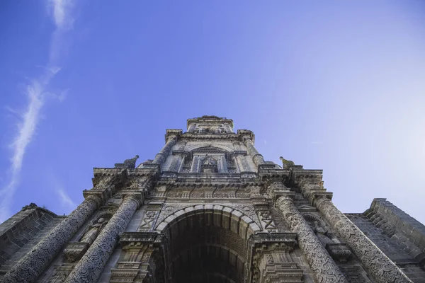 スペインのジェレス フロンテーラの聖ミカエル教会の低角度ショット — ストック写真