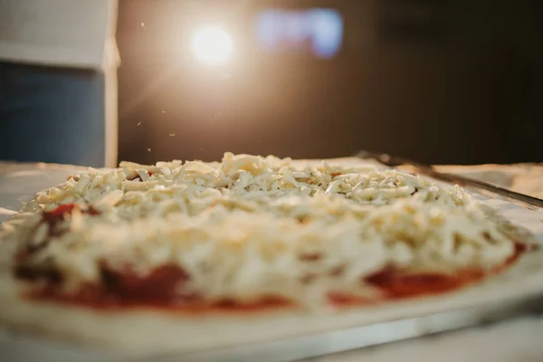 Nahaufnahme Einer Hausgemachten Ungekochten Pizza Mit Käse — Stockfoto