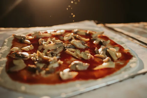 Nahaufnahme Des Herstellungsprozesses Von Hausgemachter Pizza — Stockfoto