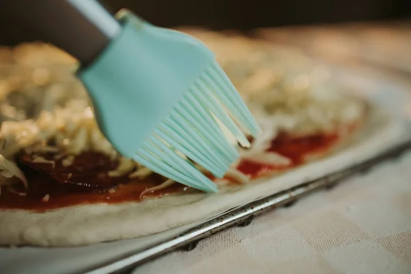 Eine Nahaufnahme Des Ölstreuens Hausgemachte Pizzakruste — Stockfoto