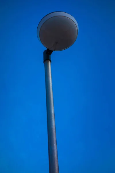 Tiro Ângulo Baixo Vertical Uma Luz Rua Fundo Azul — Fotografia de Stock
