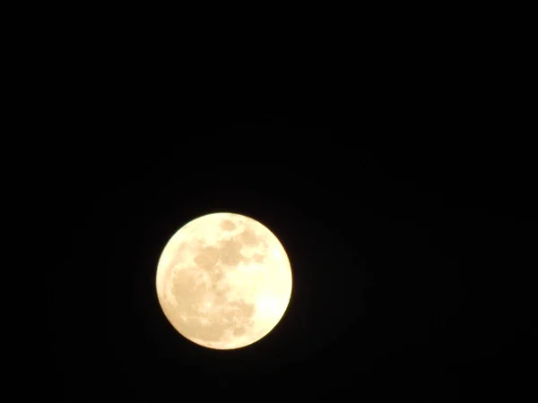 Dolunaya Yakın Çekim Karanlık Bir Gece Gökyüzünde — Stok fotoğraf