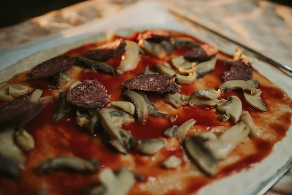 Nahaufnahme Einer Ungekochten Hausgemachten Pizza Mit Pilzen — Stockfoto