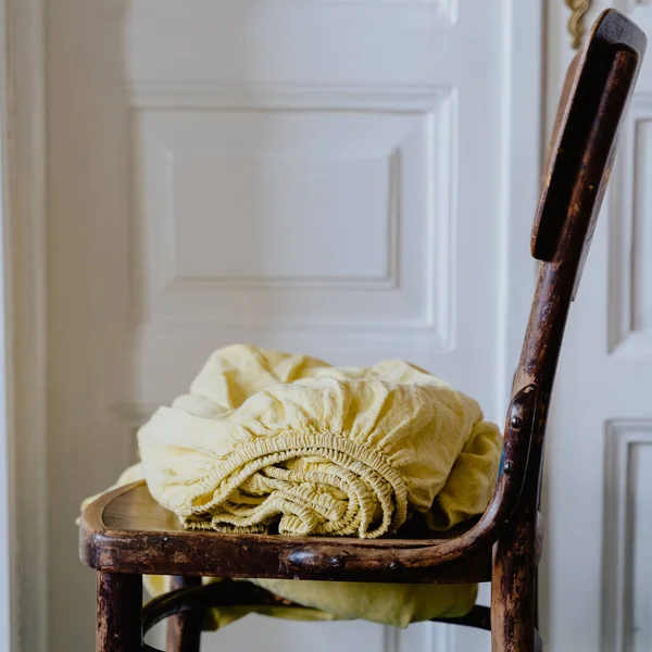 Μια Κάθετη Βολή Από Πλυμένο Κίτρινο Κρεβάτι Λινό Μια Παλιά — Φωτογραφία Αρχείου