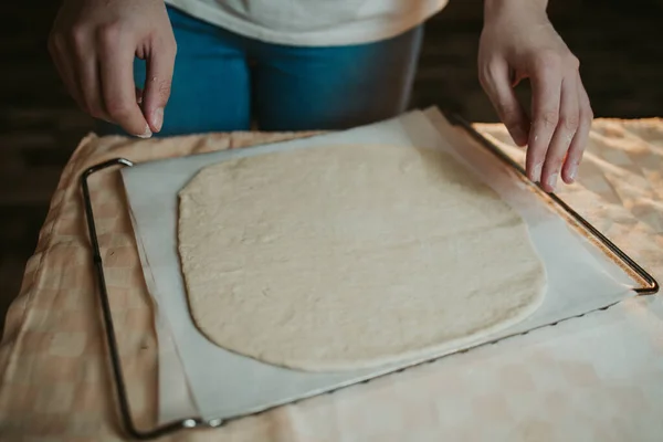 Ein Fertiger Hausgemachter Pizzateig — Stockfoto