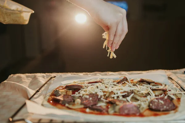 Person Som Lägger Ost Hemlagad Pizza — Stockfoto