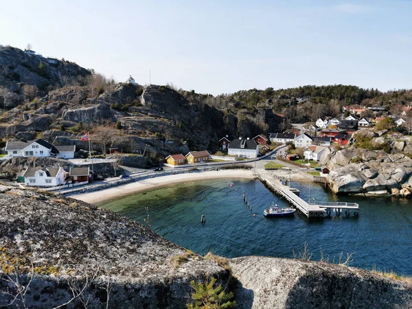 Красивый Снимок Скального Берега Домами Моря Кьеррингвике Норвегия — стоковое фото