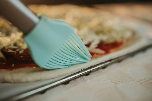 Gros Plan Huile Tartiner Croûte Pizza Maison — Photo