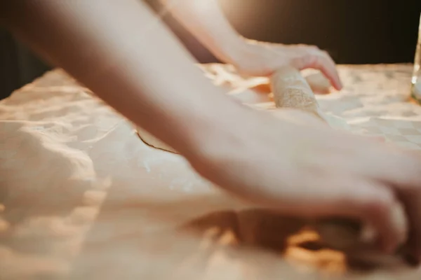 Primer Plano Una Persona Que Prepara Masa Para Pizza Con — Foto de Stock