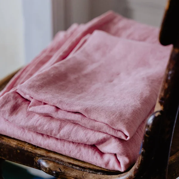 Μια Επιλεκτική Φωτογραφία Εστίαση Διπλωμένο Ροζ Κλινοσκεπάσματα Στην Παλιά Ξύλινη — Φωτογραφία Αρχείου