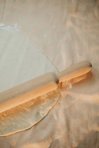 Egy Függőleges Felvétel Néhány Elkészített Süti Tésztáról Egy Sodrófa Asztalon — Stock Fotó