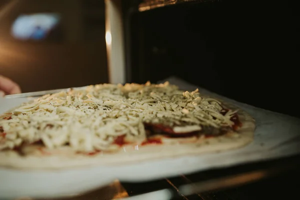 Person Som Lägger Hemlagad Pizza Ugnen — Stockfoto