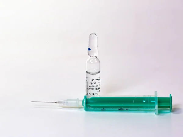 Zelená Injekční Stříkačka Neporušená Ampulka Bílém Pozadí — Stock fotografie