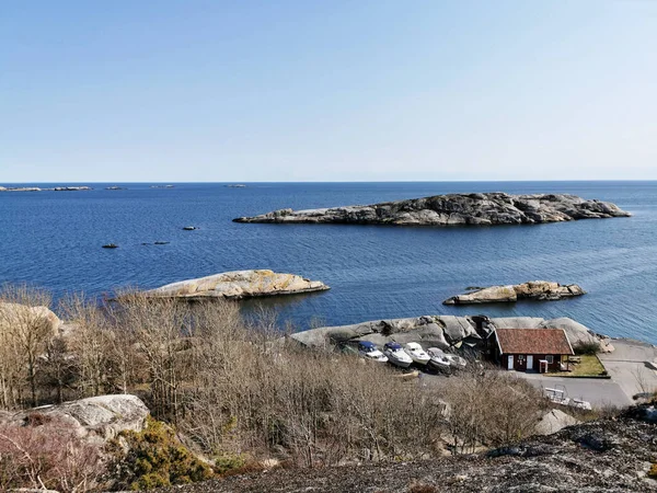 Hermoso Plano Una Costa Rocosa Con Casas Cerca Del Mar — Foto de Stock